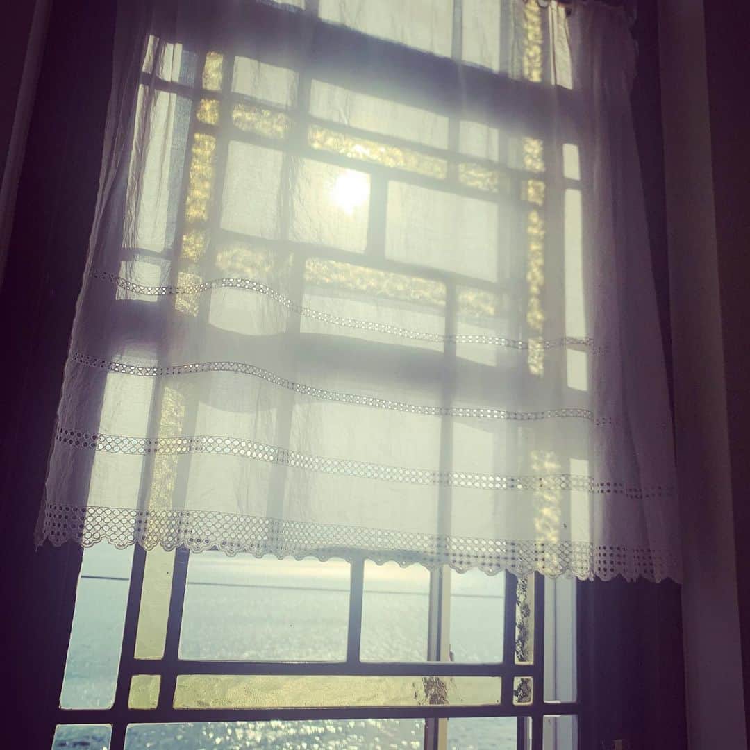クリス智子さんのインスタグラム写真 - (クリス智子Instagram)「金曜日のうららかな窓。 昼の日差しのもたらす幸せ。  #窓愛」12月13日 17時18分 - chris_tomoko
