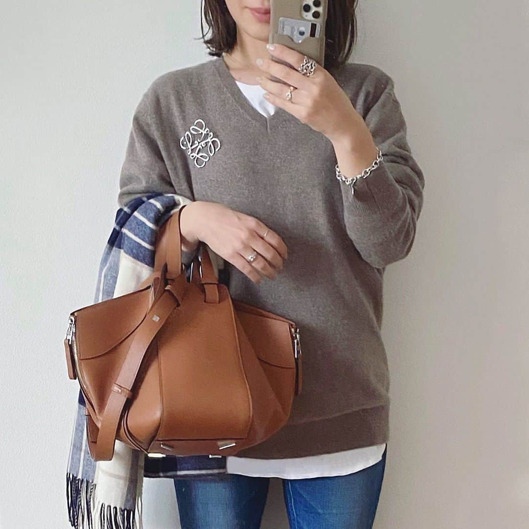 ryokoさんのインスタグラム写真 - (ryokoInstagram)「𝒸ℴℴ𝓇𝒹𝒾𝓃𝒶𝓉ℯ 𓂅 ユニクロのカシミヤセーター メンズのLサイズ📏 👨と兼用♡やっぱりカシミヤは肌触りがとてもよくて.. あったかいし軽いし最高。買い足したいな🛍 ． ． 𝑘𝑛𝑖𝑡 @uniqlo @uniqlo_ginza @uniqlo_with #カシミヤvネックセーター mens / 35 BROWN  ． ． ． #ユニクロ #ユニジョ #ユニクロニット部 #ユニクロニット族 #カシミヤ #カシミヤニット #ニットコーデ #低身長コーデ #おちびコーデ #149cm #uniqlo  #uniqlolifewear #uniqloginza #locari #uniqloginza2020FW #PR」12月13日 17時17分 - ry.0123