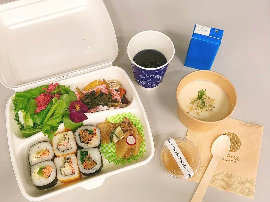 加藤早和子のインスタグラム：「❤︎ ミス日本勉強会②① 【アーモンドミルク味噌仕込みと心と体を作る睡眠】 アースフードプロデューサー　新納平太先生 睡眠インストラクター　西川有加子先生  食欲と睡眠は人間の3大欲求とも言われるほど健康は もちろん、美を追求する上でも大切なもの。 今回は食と睡眠の講義を受けさせて頂きました😸✨  ＊アーモンドミルク味噌仕込み  毎年恒例である味噌仕込み。 ①大豆をジップロックに入れて潰す ②玄米こうじと塩とアーモンド粉末を混ぜ、 大豆もいれてこねる ③こねて全ての材料が混ざった味噌を味噌玉にする ④空気を抜くため、臼に味噌玉を投げつける ⑤酸化を防ぐため味噌玉の入った臼の表面を塩で覆う  この中で1番驚いたのは、 味噌をこねる時は手を洗わないということ💡 手についた見えない菌こそが 味噌の味を引き立たせるんだそうです🙊✨  ファイナリスト全員で和気あいあいと味噌玉をこねて 投げつけて…1つのものを作り上げるというのは 親密さが増したと感じました😁 味噌をこねている時は、幼少期に戻った気持ちにも なり、笑今自然と生まれてとても楽しかったです🎺  また、写真にあるお弁当は親納先生が用意して下さい ました。この中で印象的だったのが真ん中の黄色い 海苔巻き。この海苔、実はカボチャめ作られた ベジシートだそうなんです！初めて食べたのですが、 ほんのりかぼちゃの風味が聞きつつもパリッとしていて 中のカニマヨとのマッチが最高でした☺️ 必要な栄養素をまんべんなく取っていれば、 体は満足して無駄に食べる事はなくなるそうなので、 日々の生活でも栄養バランスに一層気を遣い、 内側からキレイを目指したいと思います💪🏻  ＊心と体を作る睡眠  人間に必要な睡眠時間は7〜9時間。 睡眠5時間以下でも大丈夫な生粋のショートスリーパーは 0.5%以下とされているそうです。 例えば8時間睡眠が必要な人が6時間しか寝ていないと 2時間の睡眠負債が溜まります。これがどんどん 溜まっていくと、睡眠負債を返還するのに 数年かかるそうです。😱  どうしても睡眠時間を削ってしまいがちですが、 睡眠は自分の体や感情をコントロール出来るもの。 慢性的な睡眠不足に陥るとメンタルが不安定に なったり、いいパフォーマンスができなくなって しまったり…… 心身の健康のためにも、睡眠時間の確保を 心がけようと思いました。  《寝始め3時間は目を覚さない方が良い》  寝始めて3時間は成長ホルモンが分泌されるそうで。 途中で起きてしまうとホルモンの分泌がストップされ、 その後寝てもその日はもう分泌されなくなってしまう ようなんです。 お昼寝も20分で15:00までに済ますのが鉄則だそう。  また、良い睡眠を取るには平日と休日の就寝・起床時間 を揃える事も大切だそう。(誤差2時間まで)  勉強しながらの寝落ちや、少し疲れたから仮眠など は気をつけなければ、と感じました。 眠くなったらベットで寝るが鉄則ですね。🙌🏻  《22:00〜2:00がゴールデンタイムは本当？》  一度は聞いたことのあるこの話。 "お肌の調子を整えるには、22:00〜2:00の間に 熟睡状態でなければならない" というもの。 これ実は都市伝説なんだそうです。大切なのは、 睡眠から3時間をいかに深く眠るか、 そして空が暗い時間に眠りにつけるかだそうなんです。 誤った知識をここで正す事ができて良かったです☺️  《幸せホルモンのセロトニン》  幸せホルモンとも呼ばれるセロトニンは、 夜になると眠りの質を高めてくれるメラトニンに変化 するそうです。セロトニンには、心を安定させ、 気持ちを前向きにする効果もあるそうで効果も絶大！ セロトニンは日常生活からも増やす事が できるそうで、、  ・朝起きて太陽光を浴びる ・ランニングをする ・歌を歌う ・ヨガをする　　……etc  日々の生活でセロトニンを増やす事、 心がけていきたいと思います🛌  . . #ミス日本 #ミス日本コンテスト #ファイナリスト #ミス日本2021 #2021ミス日本ファイナリスト #ミスコン #食育 #味噌 #睡眠 #青山学院大学 #女子大生 #いいね返し #missjapan #misscon #instalike」
