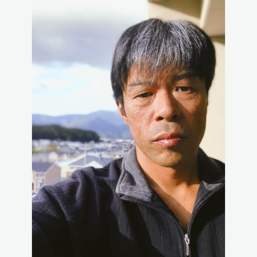 松本利夫さんのインスタグラム写真 - (松本利夫Instagram)「昨日から公開になった 映画「無頼」 この映画、とにかく井筒監督の拘りが満載です‼️ その一つが特殊メイク 20代から60代までを演じるのですが 職人さんの腕が凄すぎて 毎回、鏡を見る度に 「俺、将来こうなるのかぁ...」と溜め息が出ていました💦 リアル過ぎる。。。 1枚目が50代 2枚目が60代の特殊メイクです。 様々な職人さんの仕事により この映画が作られています！ ちなみに、特殊メイクだけでも3時間位かかるので その日に刺青も描くとなると大変な事になります😅 振り返ればいい思い出です🙏✨ #無頼」12月13日 17時10分 - exile_matsu