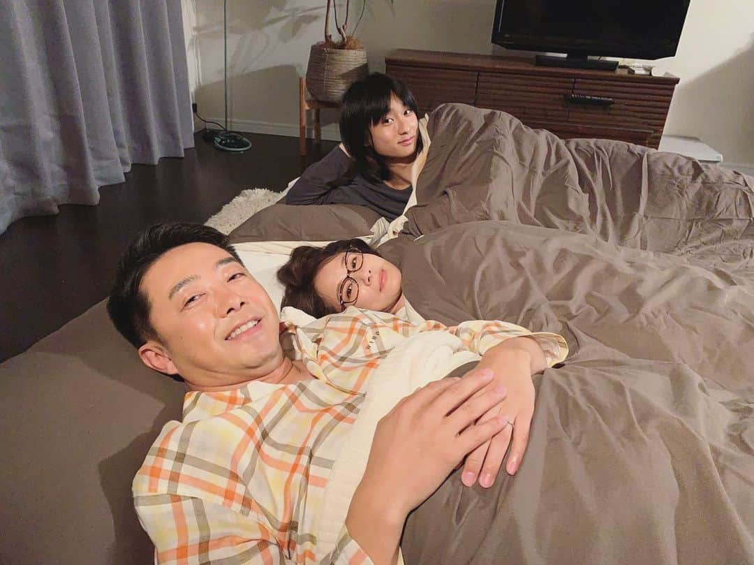 のインスタグラム：「色々あった林家ですが 最後は仲良く川の字で、、、 おやすみなさい😴⭐ #tbs #金曜ドラマ #恋する母たち #こいはは #だめキュン #木村佳乃 #吉田羊 #仲里依紗 #小泉孝太郎 #磯村勇斗 #奥平大兼 #宮世琉弥 #藤原大祐 #渋川清彦 #玉置玲央 #矢作兼 #阿部サダヲ #ほっこり😌💕 #優子さん布団の隙間きにならないのかな🤔 #メガネ外したシゲオさん #レアショット✨ #メガネを掛けなさい‼️←」