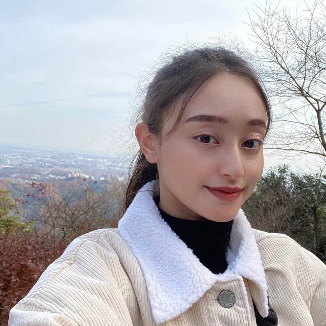 田澤明日香のインスタグラム：「高尾山に行ってきたよ⛰🍁 朝から登ってお天気も自然も素敵で2020年のいい締めくくりになった😌 何より心許せる方々と一緒に過ごす時間はとっても貴重な時間でした✨」