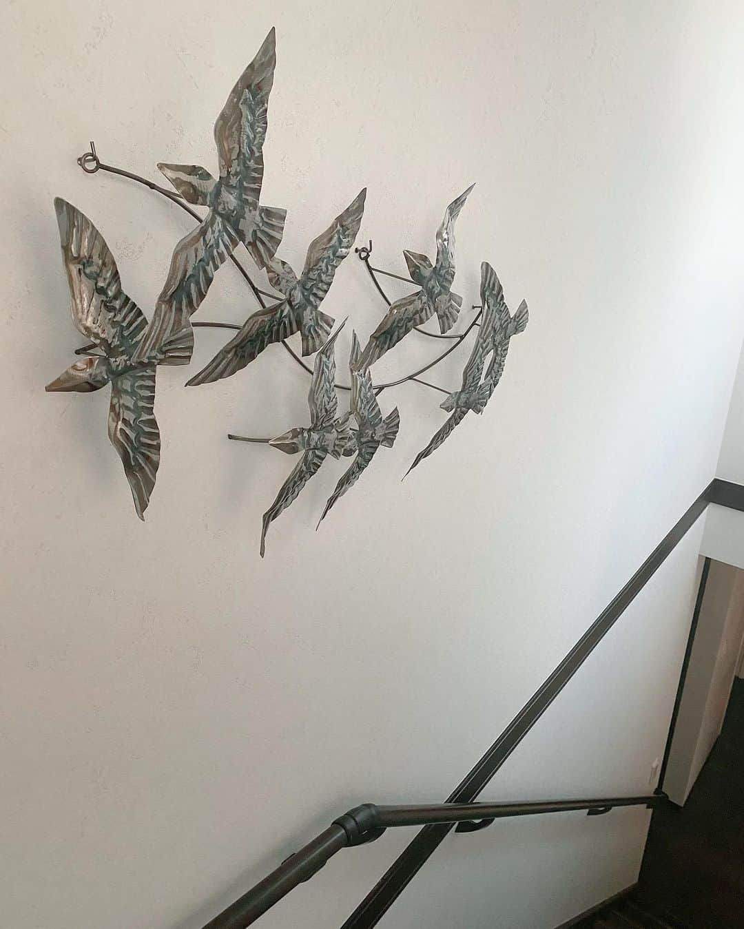 喜国雅彦＆国樹由香さんのインスタグラム写真 - (喜国雅彦＆国樹由香Instagram)「屋上へ向かう階段の壁が寂しいので、アイアンの鳥を飾りました。とてもお気に入り（由）  #wallinterior #walldecoration #ironart #bird #myhouse #日差しで退色するから #絵を飾れなかった壁 #満足 #アイアン #大好き」12月13日 17時18分 - kunikikuni