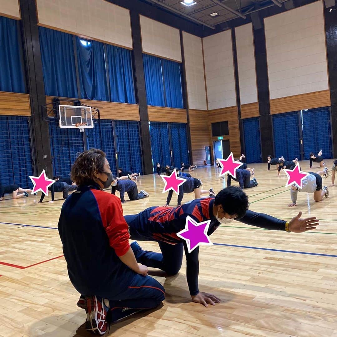 宮川紗麻亜さんのインスタグラム写真 - (宮川紗麻亜Instagram)「🌻 12月12日(土) 羽村市フィジカル体幹教室を行いました‼️ バレーボール部だけではなく、他の競技の子供達もいて、競技によって身体の使い方﻿が違ったり得意不得意が表れるので面白かったです。  宿題も出てるので、次回どの位成長しているのかも楽しみですね〜☺️  そして、ファンさんのステップのリズムが良すぎてパフォーマーみたいでした💃 さすがファン先生。 #羽村市フィジカル体幹教室 #ギョンピラ #ギョントレ #sports #juniorathlete #リズム感 #身体の使い方  #黄秀京 #宮川紗麻亜 #山室宏徳」12月13日 17時26分 - sunflower__summer