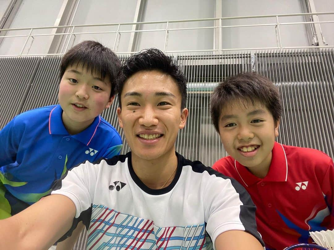 桃田賢斗さんのインスタグラム写真 - (桃田賢斗Instagram)「実は… Twitterで企画した、子供達とのイベント🏸 今日2人の当選者と実施しました！ 来てくれた　けいと！　ゆうと！ 楽しんでもらえたかな？ イベントの様子は、また報告します！ バドミントンの楽しさ、伝えられるようにまた新しい企画作ってみるね！  #桃田賢斗 #感謝 #初心を忘れずに #夢」12月13日 17時26分 - momota_kento