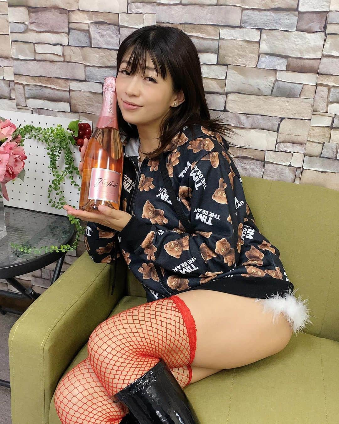 範田紗々さんのインスタグラム写真 - (範田紗々Instagram)「まだ一滴も飲んでないのにすでに酔っ払いな顔に撮れた（笑） #紗恩会 #大阪 #シャンパンありがとうございます」12月13日 17時25分 - handa_sasa