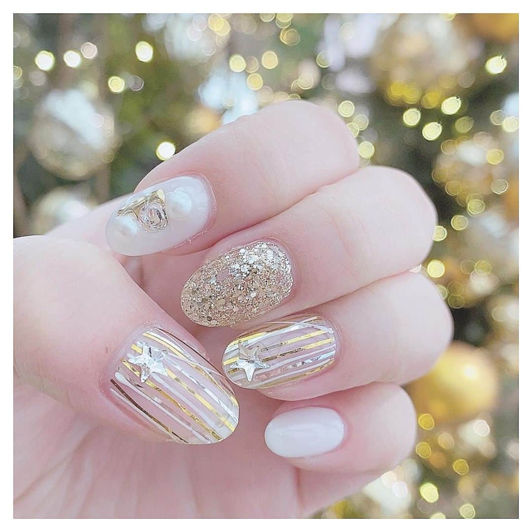 清家麻里奈のインスタグラム：「今年ラストのNew nail💅クリスマスとお正月を挟むからどちらでもいけるよるなキラキラネイルにしました✨可愛い💕ネイルはいつも　@cherish_nail さんでお願いしてます👀✨ありがとうございました🙇‍♂️💕また来年もよろしくお願いします💖  #nail #ネイル　#newnail #キラキラネイル　#クリスマスネイル　#お正月ネイル」