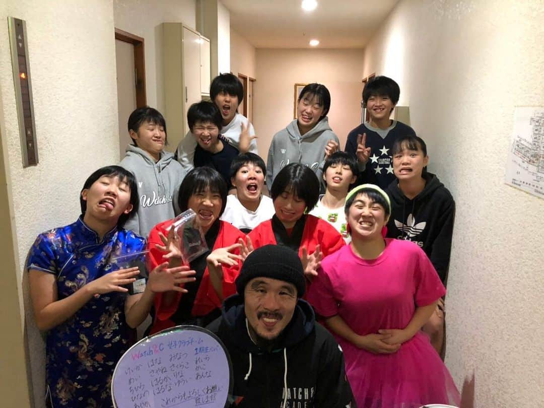 青木康平さんのインスタグラム写真 - (青木康平Instagram)「沢山の誕生日メッセージありがとうございます🙇‍♂️ 遂に40歳💪💪💪男はこれからでしょ👍 家族やクラブチーム生からのサプライズをことごとく見破り、変な空気にしてしまいましたが、40歳の日もバスケをやれている事に感謝しています。 こんな僕を祝ってくれるみんながいることが僕の財産です。これからもよろしくお願いします🙇‍♂️ #watchandc#watchandcacademy#u-15#40#変顔#チャイナドレス😂」12月13日 17時32分 - cohey11