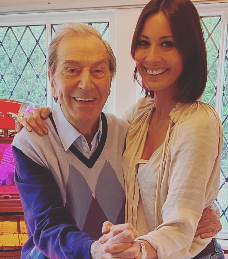 メラニー・サイクスさんのインスタグラム写真 - (メラニー・サイクスInstagram)「Evening everyone, don’t forget , Des O’Connor - The Ultimate Entertainer  is on ITV1 at 9pm tonight. A brilliant documentary celebrating his life and work. 💫💔❤️ ( photograph by @jodiebrookewilson shot on Des’ birthday, Jan this year. )」12月14日 4時23分 - msmelaniesykes