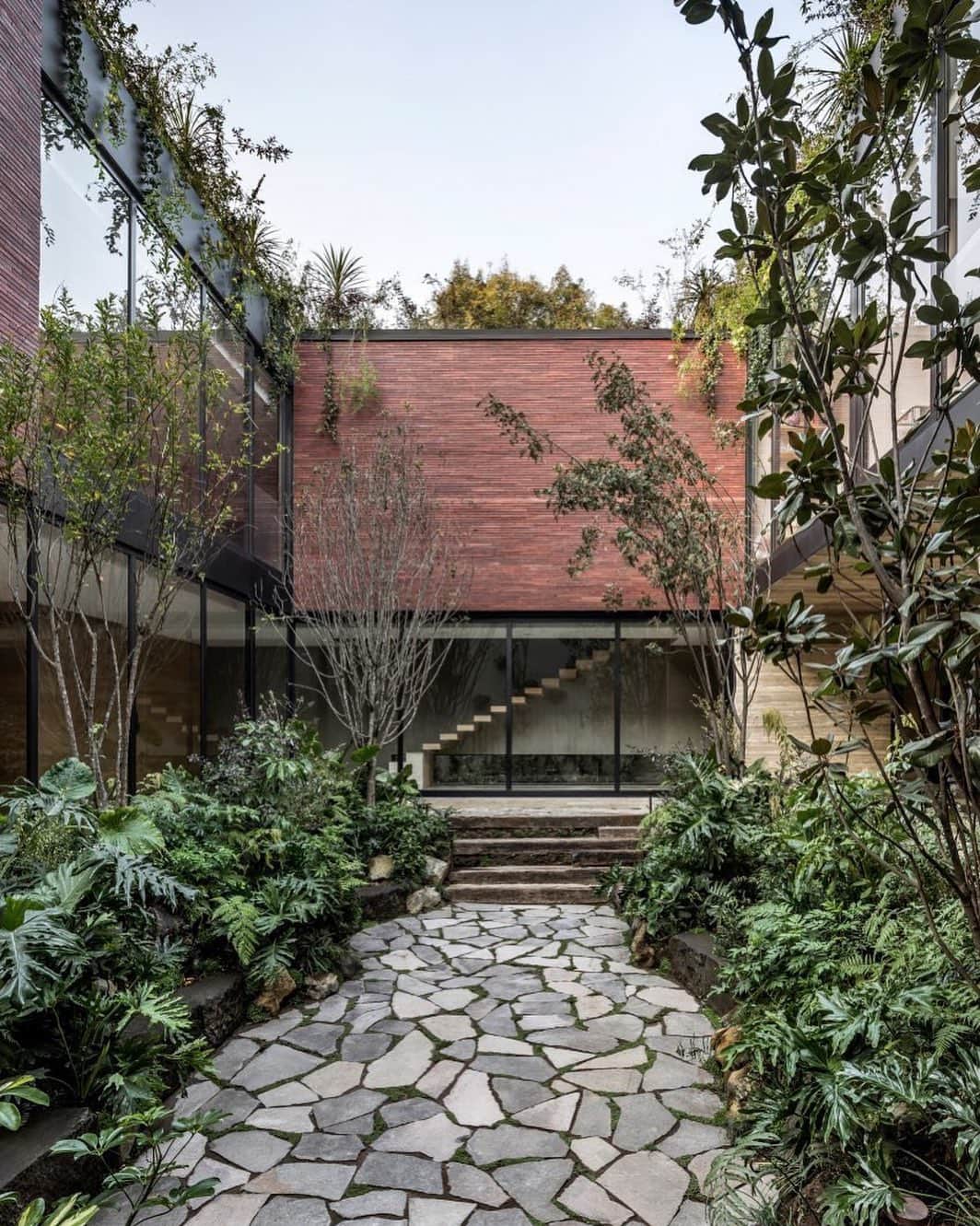 クリスタ・B・アレンのインスタグラム：「spaces where interior and exterior coalesce seamlessly」