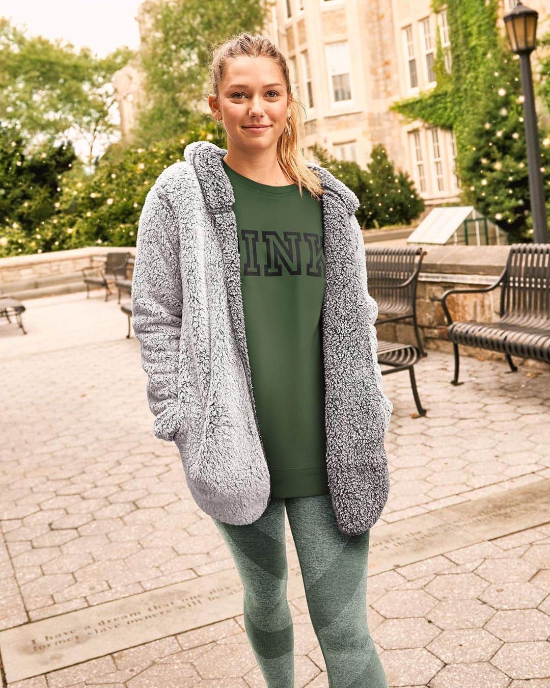 Victoria's Secret PINKさんのインスタグラム写真 - (Victoria's Secret PINKInstagram)「You 👏 need 👏 this 👏 Hurry, score this Teddy Cardigan with pockets for $29.50 in stores and online!」12月14日 2時55分 - vspink