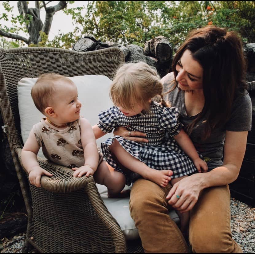 のインスタグラム：「This little one turns one today. And it’s Taylor Swift’s birthday. So, boss babes get born December 13th.❤️🍀 #proudmama #homebirth @rebeccacoursey_photosandfilm」