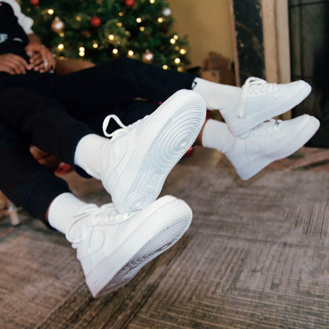 Foot Lockerさんのインスタグラム写真 - (Foot LockerInstagram)「Gifts for the fam. 🌲   Shop #Nike AF1s online & in-store.」12月14日 2時59分 - footlocker