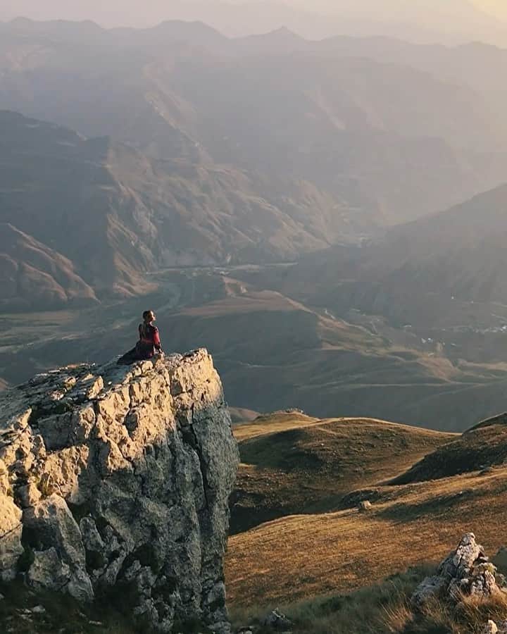 Nataly Osmannのインスタグラム：「Always a good idea to stop and start to observe nature, it is the best meditation В жизни каждого человека рано или поздно наступает момент, когда он стремится обратиться к прошлому, познать свои корни, свой род , культуру и историю предков. Для меня Дагестан стал одним из таких мест, со всей своей самобытностью и традициями. Место силы.  В этом году мы стали амбассадорами Культурного марафона от Министерства культуры и @music.yandex , его каждый год проходит около миллиона школьников!  Он знакомит людей с культурой разных регионов через интересные тесты. Там, кстати, есть вопросы и от нас 😉 Переходите на сайт марафона по ссылке в сторис!」