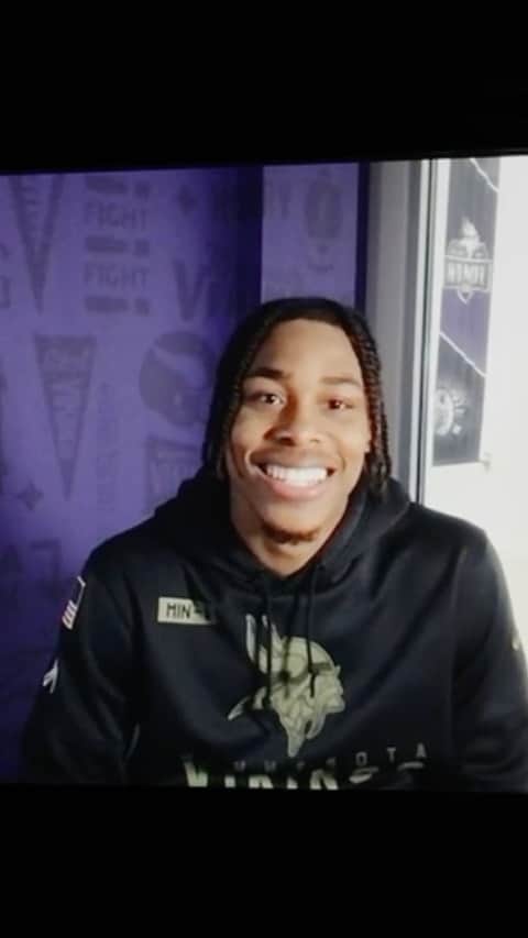エリン・アンドリューズのインスタグラム：「I had the chance to sit down with @vikings @jjettas2 to talk about his incredible rookie year and even got some pointers on @thegriddy 💃🕺 • @ginamazzella @route30films @elaineoffers @kikihaircutter #skol #griddy #vikings」