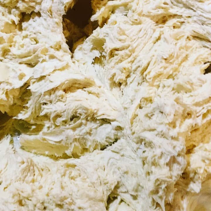 ケリスのインスタグラム：「Body butter , organic raw Shea butter , raw organic cocoa butter , vitamin E, sun flower oil , organic Jajoba oil , organic royal jelly , organic Argan oil , tuberose, plumeria ,sandalwood , lily and lilac oil , honeysuckle oil. Whipped to perfection bountyamdfull.com natural glow gold mine box」