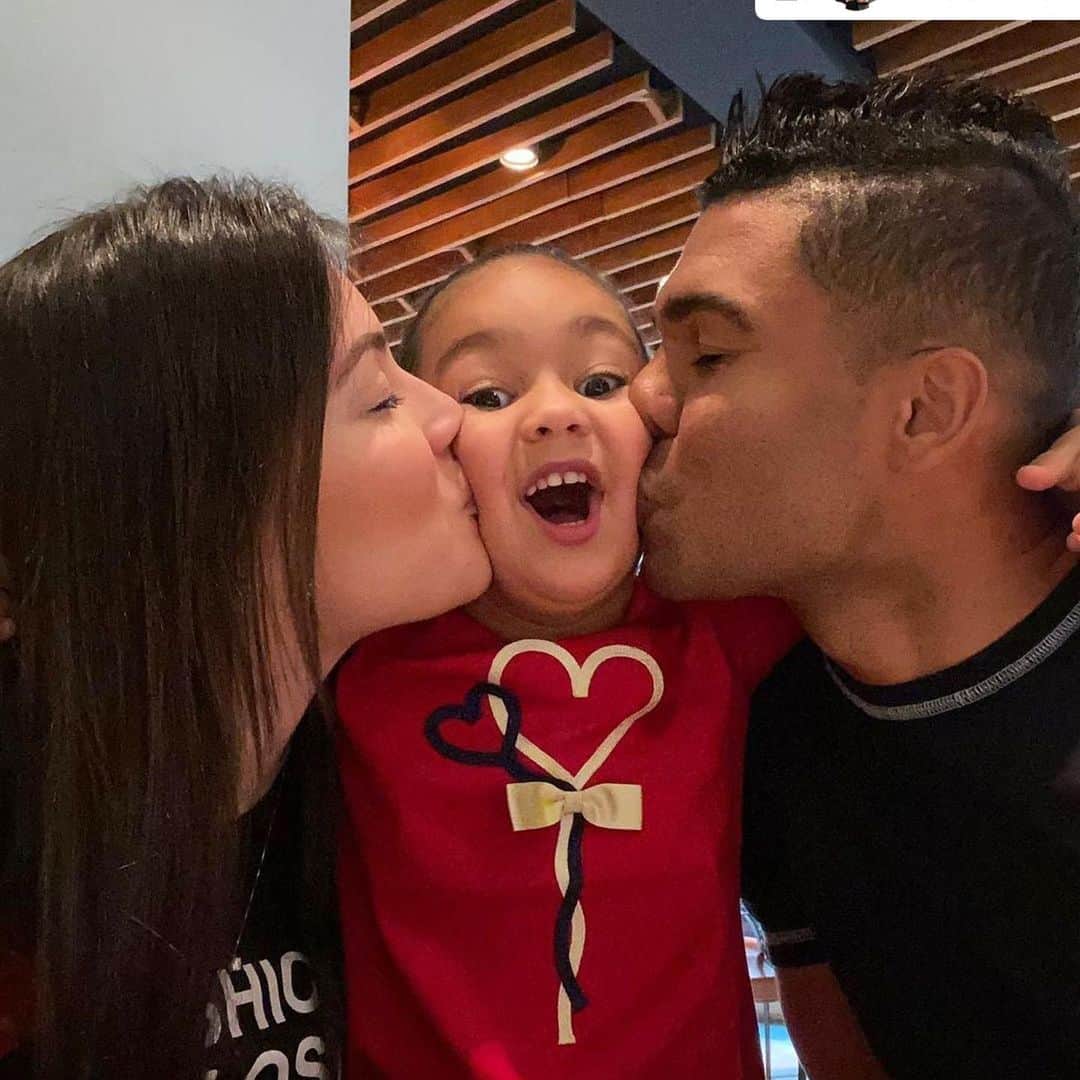 アナ・マリア・カゼミーロのインスタグラム：「Minha vida❤️🥰 #Repost @casemiro with @make_repost ・・・ 😚❤️😚 #Sara」