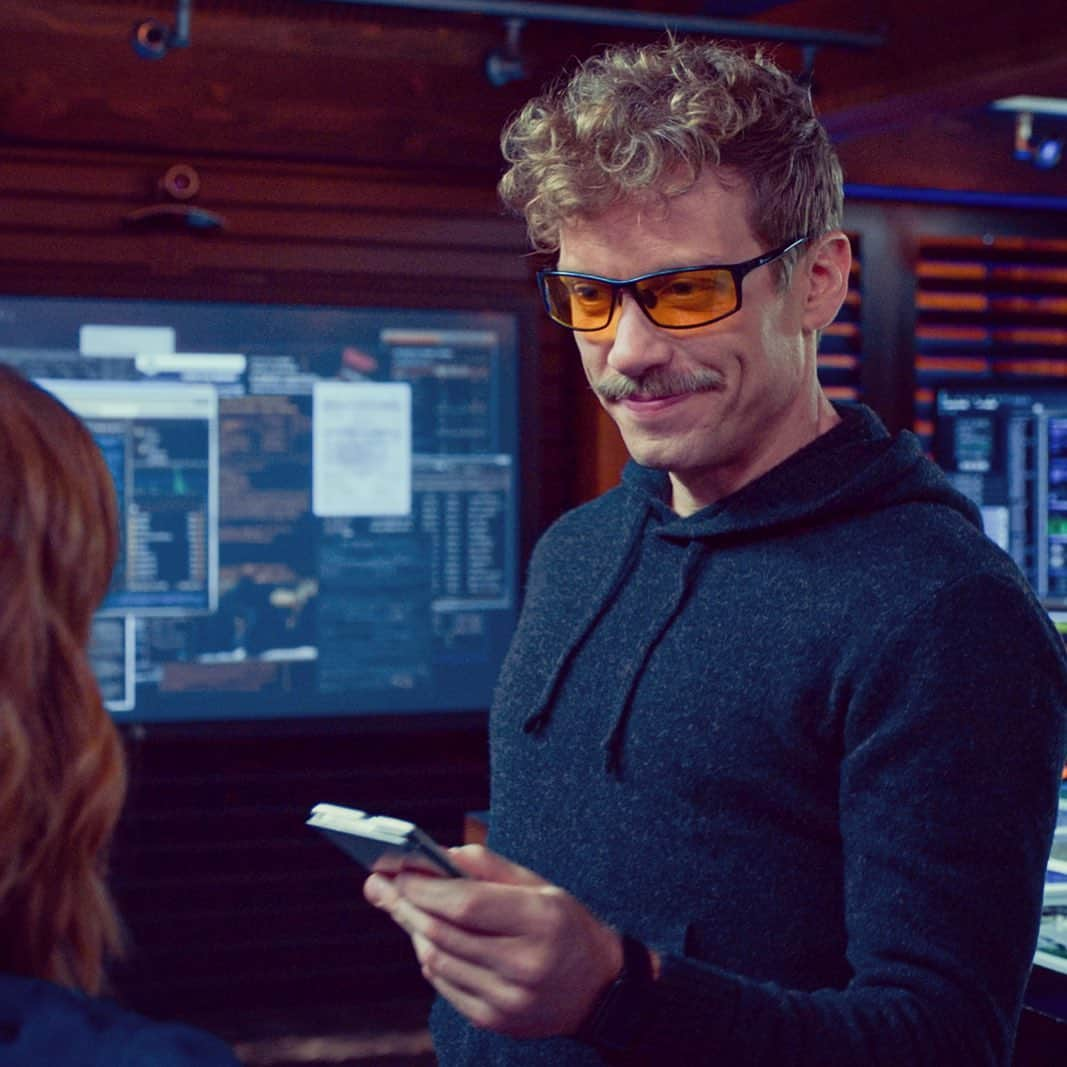 バーレット・フォアのインスタグラム：「Yo girl, I missed you something awful. Guess what? I got you present. Yeah. That’s right.  It’s the big holiday episode of NCIS: Los Angeles.  I worked real hard on it. See these big blond curls and this sexy porn stash? You know what they mean? They mean I love you. Haha. Yeah. Do I make you smile? Yo, this is cray, but these yellow glasses really bring out the rosiness in them cheeks of yours. You’ll always be my #1 lady. I got a fireplace. Wanna cuddle?   #ncisla」