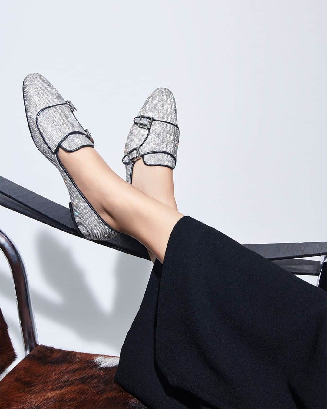 サントーニのインスタグラム：「It’s the season to sparkle and spread happiness around you! Elevate your outfit and shine with this sparkling double buckle.  #Santoni #madeinsantoni #asparkofbeauty」