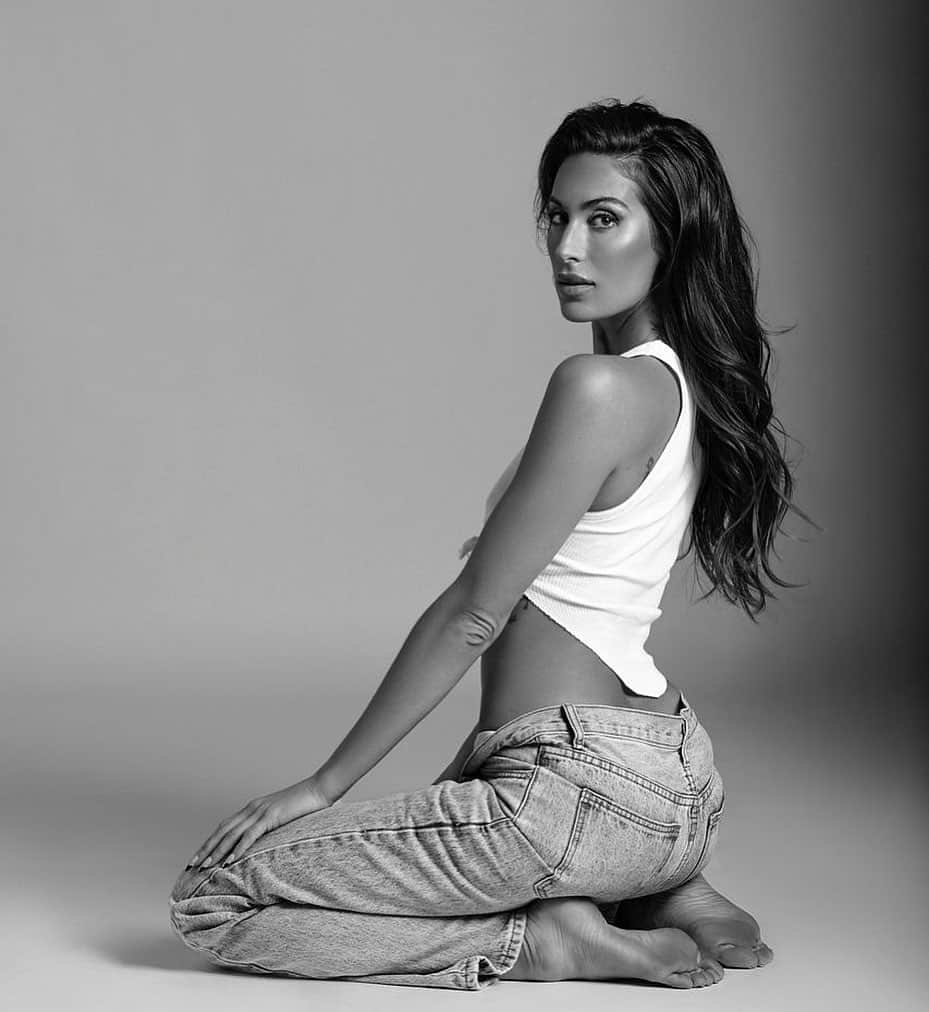 Kaylee Ricciardiのインスタグラム：「Patiently waiting (with dirty feet’s) 🙃 @irmalomidze」