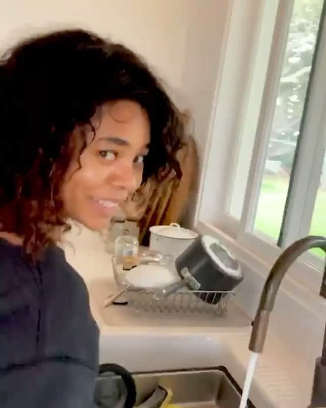 のインスタグラム：「im inspired af.  might need to dust off my notebook & get these bars together for the remix! 😜 my shit droppin january 2021 🎂🍾 oh! and happy birthday to the always dope! @morereginahall 🥳」
