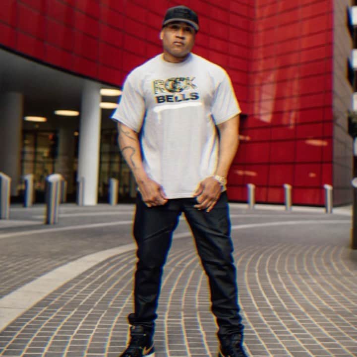 LL・クール・Jのインスタグラム：「DAY ONE!! I’m kicking off my 12 Days of Giveaways with the CHAIN RTB DRIP LOGO TEE from brand new @rockthebells Chain Collection drop with @alexanderjohndesign !!!!  Entry Guidelines: 💯 Follow me (@LLCOOLJ) AND @ROCKTHEBELLS  💯 Tag 3 friends  *BONUS ENTRIES if you share this post to your stories OR tag more than 3 friends*   Full collection available on ROCKTHEBELLS.COM  Giveaway will take place from 12/13-12/24. Winner will be selected daily and contacted via Instagram, Twitter or Facebook DM (depending on the entry guidelines). Winner must be 18+ and based in the US with a public profile. This contest is not sponsored, administered, or associated with Instagram, Inc. By entering, entrants confirm that they are 18+ years of age, and agree to Instagram's terms of use. Link in bio to the Terms & Conditions.」