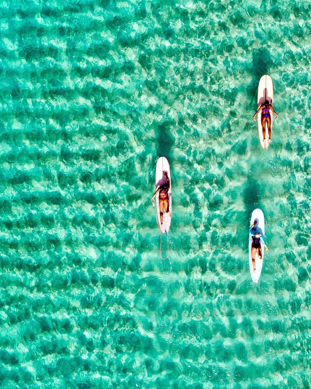タティアナ・ウェストン・ウェブのインスタグラム：「🤍 dreamy days like these @juliamuniz @tina.cohen // photo: @gregsworld」