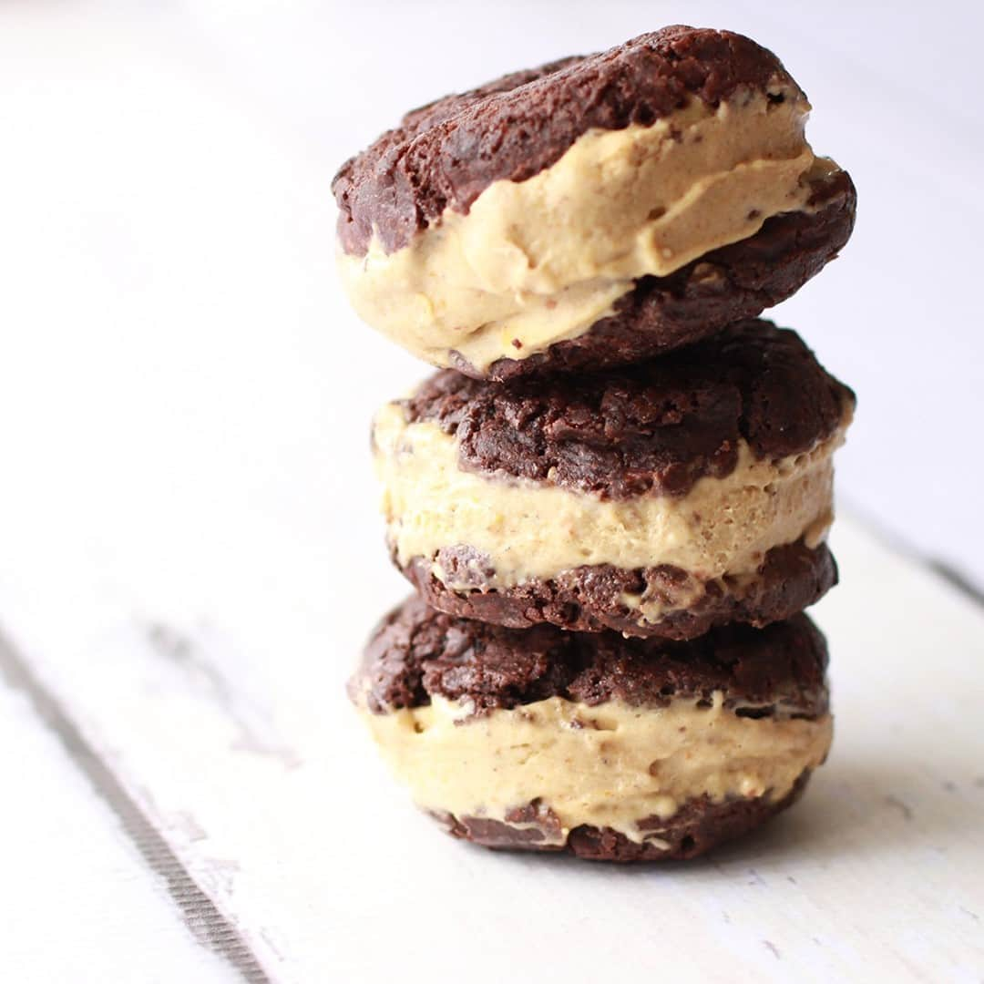 Yonanasのインスタグラム：「‘Tis the season for cookies! Turn your favorite cookies into a nice cream sandwich with Yonanas. Here we sandwiched Pistachio Yonanas between two chocolate cookies. The result is DELICIOUS! 10/10  Click the link in our profile for the recipe.」