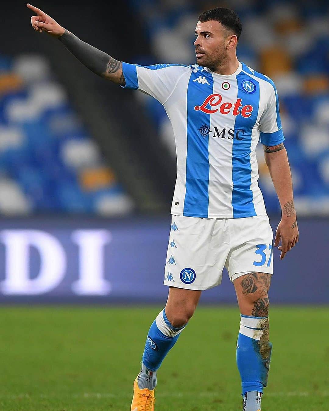 のインスタグラム：「Una domenica da Bulldozer 🚜 150 partite in A, goal e 3 punti!  Bravi tutti 💙💙💙 #forzanapolisempre」
