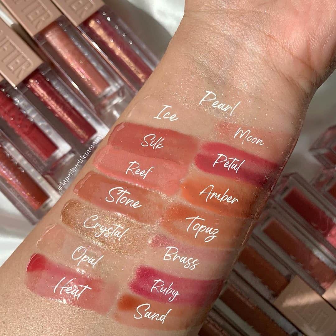 Maybelline New Yorkさんのインスタグラム写真 - (Maybelline New YorkInstagram)「So glossy! 😍 Treat your lips to our juicy, hydrating lip gloss for a non-sticky, shiny finish with a touch of color. Which #liftergloss shade is your fave? #regram @lapetitechicmommy #mnyitlook」12月14日 3時49分 - maybelline