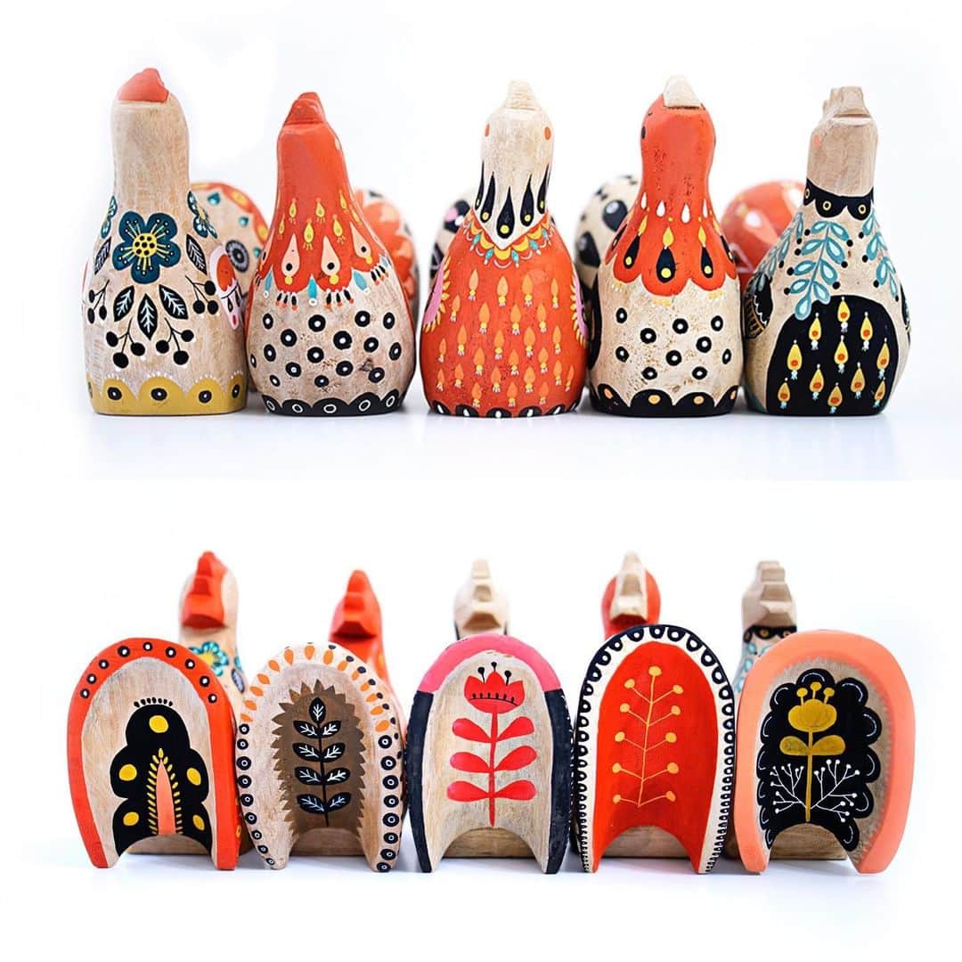Dinara Mirtalipovaのインスタグラム：「December 13 / Door No.13 Chicken No.3, the one with brown feathers  #mirdinaraadvent  #mirdinarakokeshiandmatryoshka  #folkart」