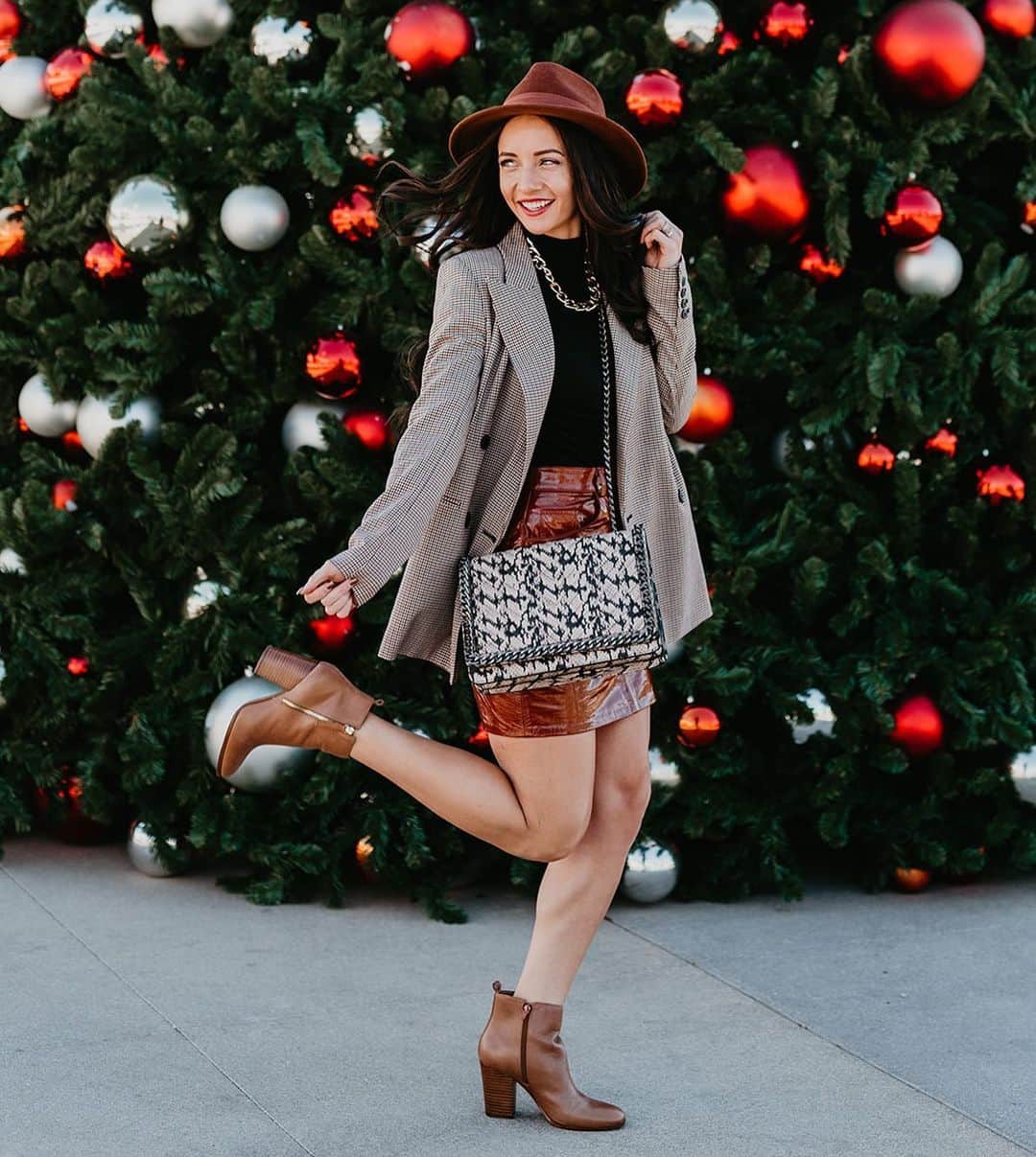 ALDO shoesさんのインスタグラム写真 - (ALDO shoesInstagram)「Rockin' around the tree with @laurenjparry. She styles our best selling Noemieflex boots, Greenwald handbag and Nydaydda hat to perfection. Shop her full look in bio.  #AldoCrew #AldoShoes」12月14日 3時59分 - aldo_shoes