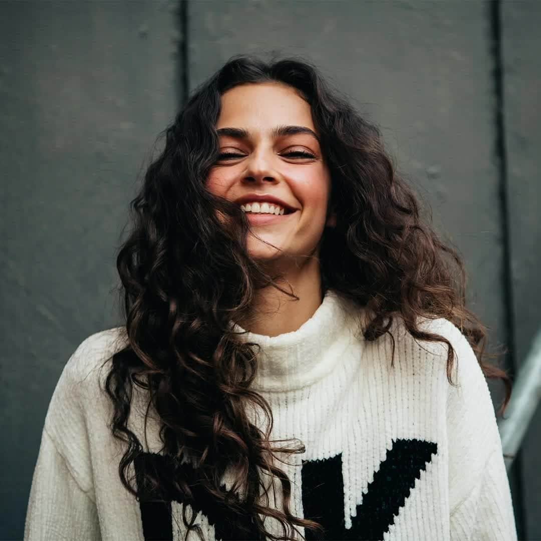 DKNYのインスタグラム：「Getting in the holiday spirit. Explore the #DKNY Chenille Logo Sweater on DKNY.com. #DKNYSTATEOFMIND」