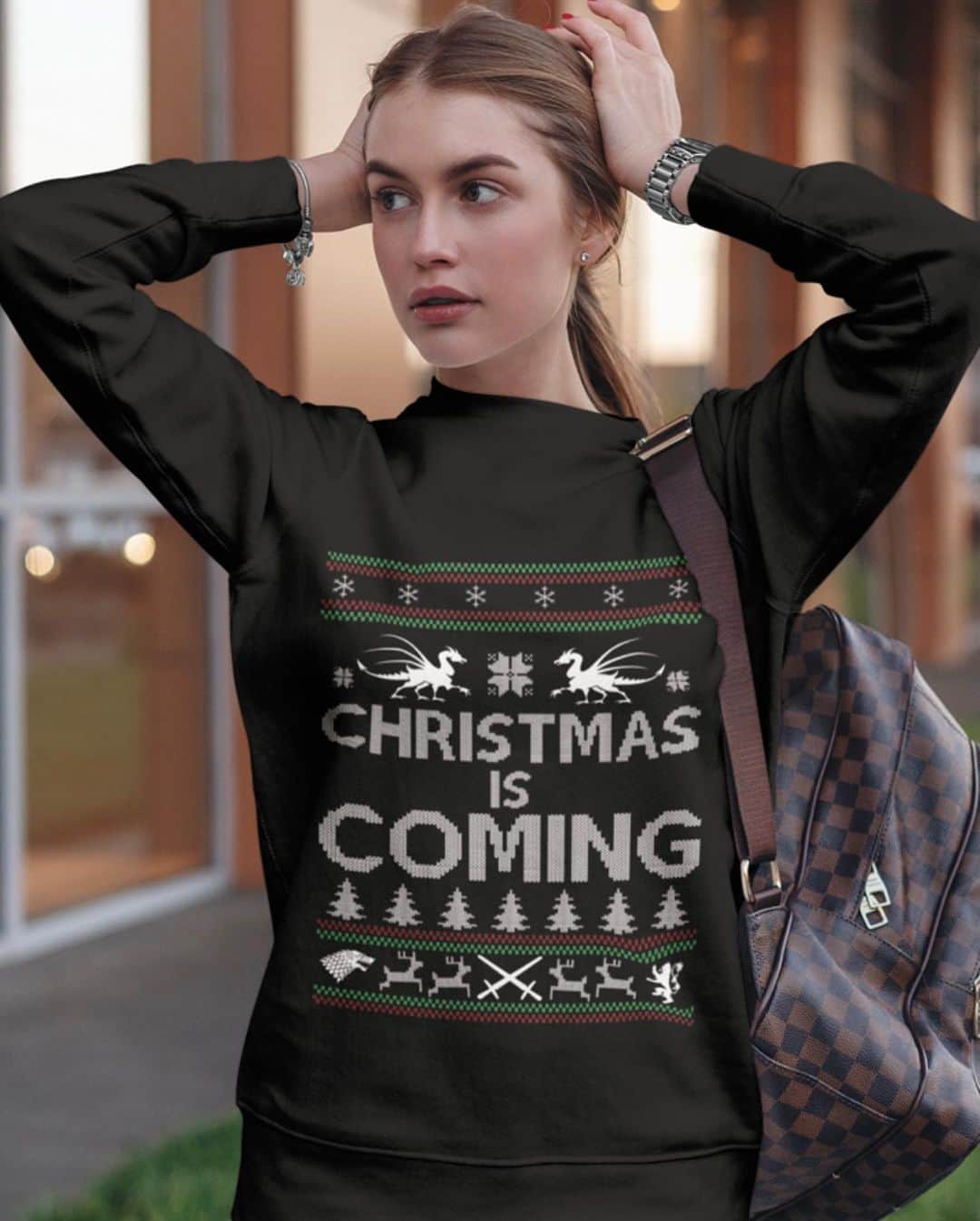 ソフィー・ターナーのインスタグラム：「20% OFF TODAY ONLY! 🎅🏻  Check out these awesome Christmas Sweatshirts! You can get them from the link in MY BIO (Profile). ‼️  This is a limited edition so be fast! 🔥 Worldwide shipping 🌏  We print and ship all orders from USA 🇺🇸 Available in more than 20 colors 🌈」