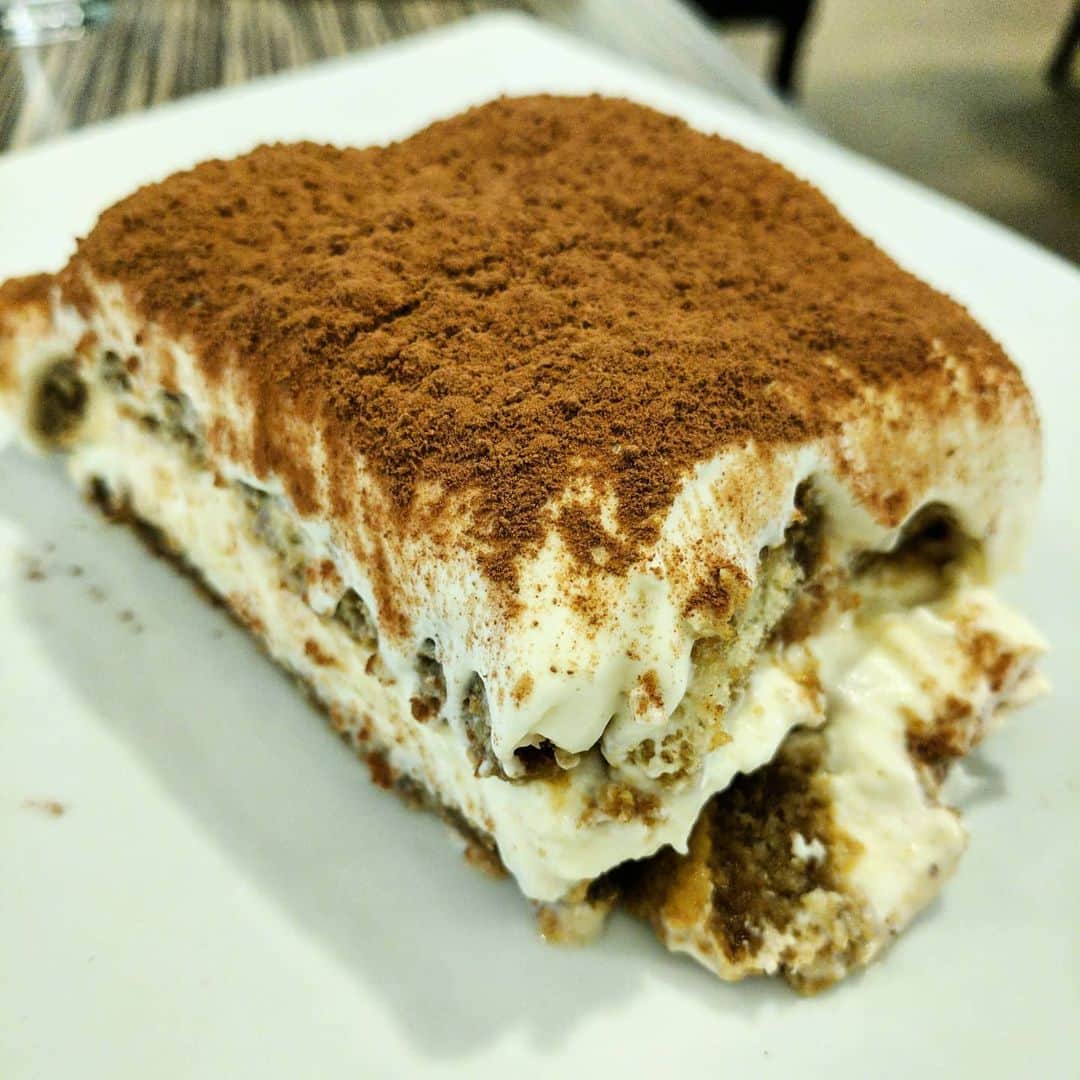 Cesar Gonzalez Cocineroのインスタグラム：「RECETA 🚨 RECETA 🚨  quién aquí es amante del Tiramisú? Sabían que es un postre increíblemente fácil de preparar? No hay nivel de dificultad, la receta la acabo de publicar en mi cuenta @co_cinero sígueme por allá @co_cinero」