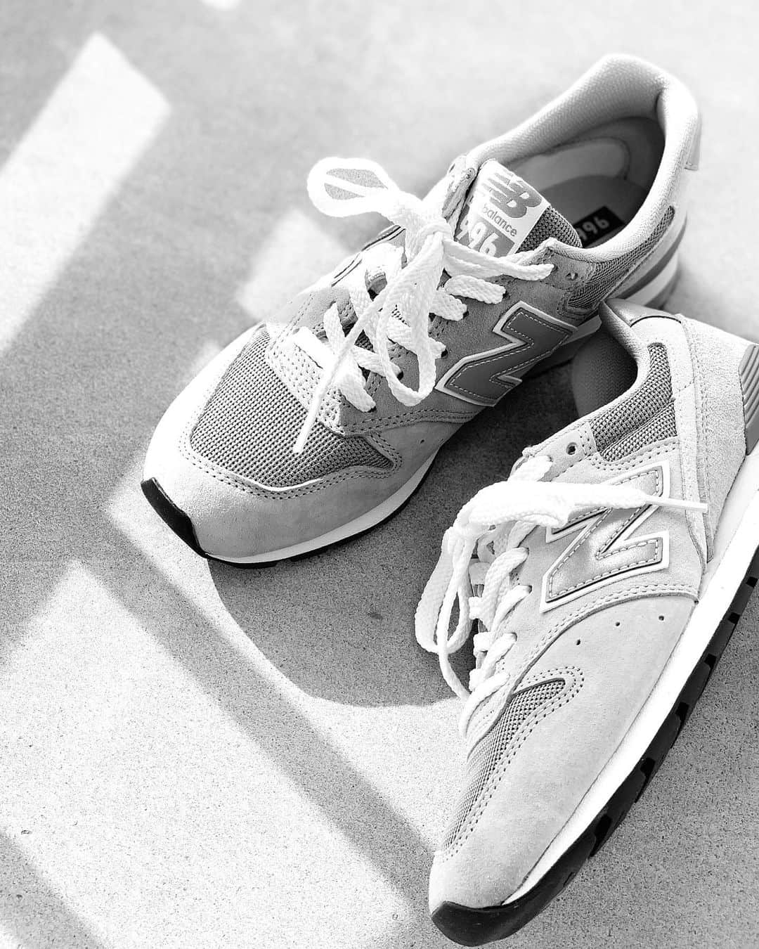 のインスタグラム：「.﻿ .﻿ 𝐍𝐄𝐖 𝐁𝐀𝐋𝐀𝐍𝐂𝐄 👟﻿ CM996BG﻿ ﻿ 小学生ぶりにNBを買った😂﻿ お値段ぜんぜんちゃうけどな←﻿ ﻿ 👣ZOZOMATで98%ﾏｯﾁ！﻿ あたしの足はNEW BALANCEが﻿ ピッタリらしー！﻿ ﻿ 履いてビックリ😵‼️﻿ 本当にｼﾞｬｽﾄで軽くて裸足みたい！笑笑﻿ ﻿ @lveu.official の﻿ ｳｰﾙﾏｷｼｺｰﾄのｸﾞﾚｰと合わせたいと﻿ 思い早速合わせて着た✌️😂﻿ ﻿ ﻿   #NEWBALANCE﻿ #NB #CM996BG #👟﻿ @newbalance﻿ ﻿ ﻿ ﻿」