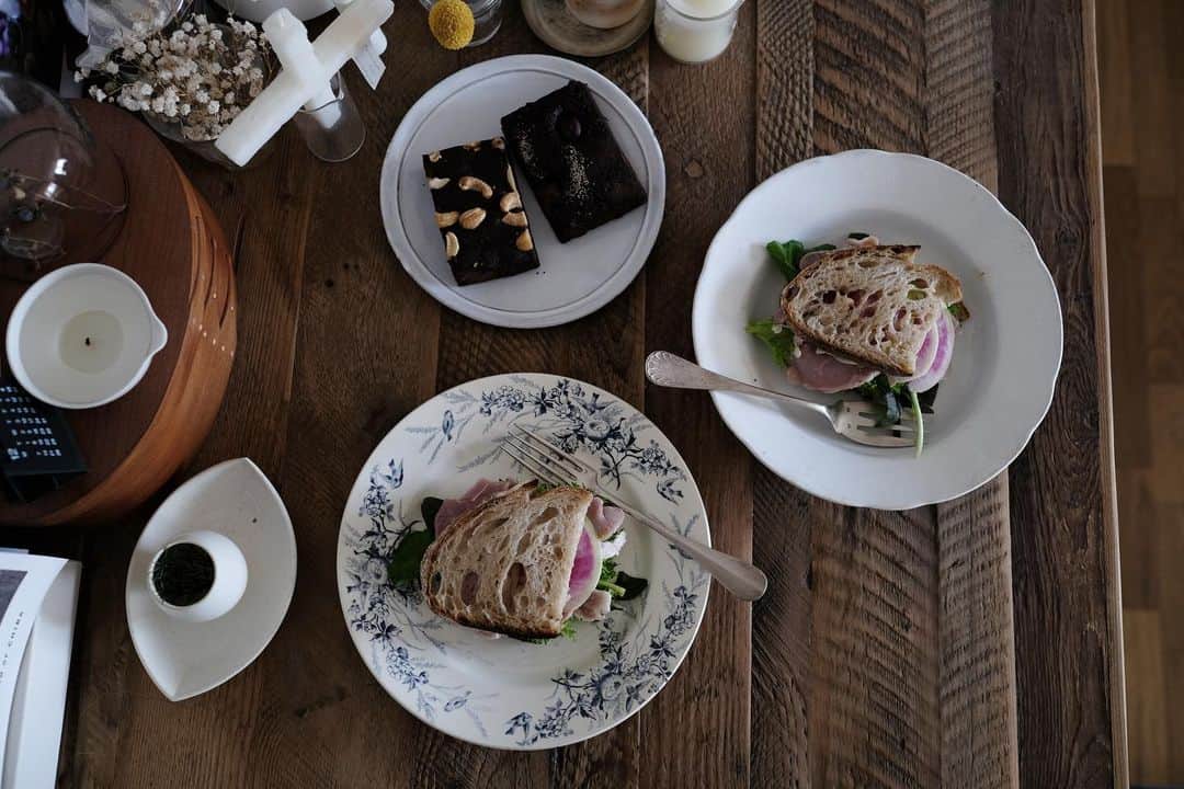 maggydaisyのインスタグラム：「_  breakfast   前に取り寄せしていたパーラー江古田さんのハム 野菜もたっぷりはさんで。 美味しかった！  来週はぐっと寒くなりそう…  #maggydaisymore20201213 #corgi #コーギー #犬のいる暮らし #里親 #パーラー江古田 #fumigrafico #antiques #breakfast #朝ごはん #card_ya」