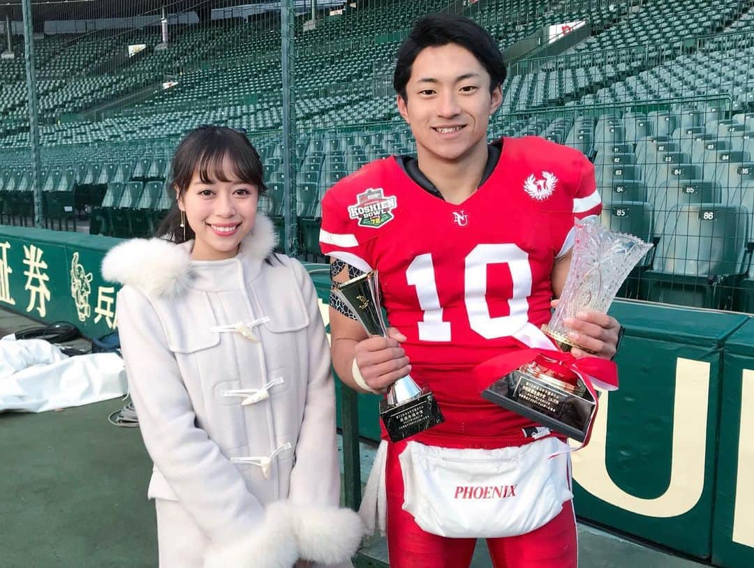 國嶋絢香さんのインスタグラム写真 - (國嶋絢香Instagram)「日本大学 QB #10 林大希選手 3年ぶりにお話をすることが出来ました✨  試合後のインタビューを聞いて、表情だったり言葉のひとつひとつから色んな思いが伝わってきて、思わずうるうる🥺💗  この場に帰ってきてくれてありがとうと言う気持ちと、本当にお疲れさまでした！ゆっくり怪我を治してくださいと伝えたいです！！  2枚目は、その3年前の写真です📸 なんだかどちらも若い👶🏻笑  何倍も大きくなって帰ってきたQB林選手が率いる日本大学フェニックス、本当に素晴らしいチームでした❤️  #甲子園ボウル #日本大学フェニックス」12月13日 19時29分 - ayakakunishima