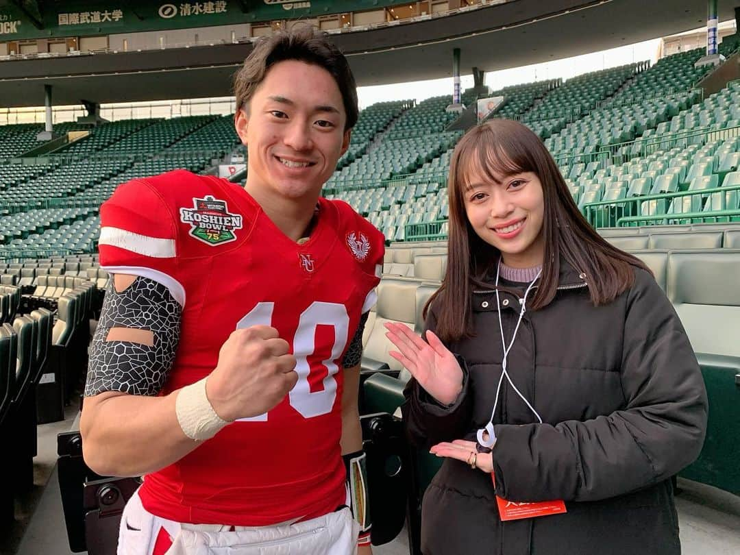 國嶋絢香のインスタグラム：「日本大学 QB #10 林大希選手 3年ぶりにお話をすることが出来ました✨  試合後のインタビューを聞いて、表情だったり言葉のひとつひとつから色んな思いが伝わってきて、思わずうるうる🥺💗  この場に帰ってきてくれてありがとうと言う気持ちと、本当にお疲れさまでした！ゆっくり怪我を治してくださいと伝えたいです！！  2枚目は、その3年前の写真です📸 なんだかどちらも若い👶🏻笑  何倍も大きくなって帰ってきたQB林選手が率いる日本大学フェニックス、本当に素晴らしいチームでした❤️  #甲子園ボウル #日本大学フェニックス」