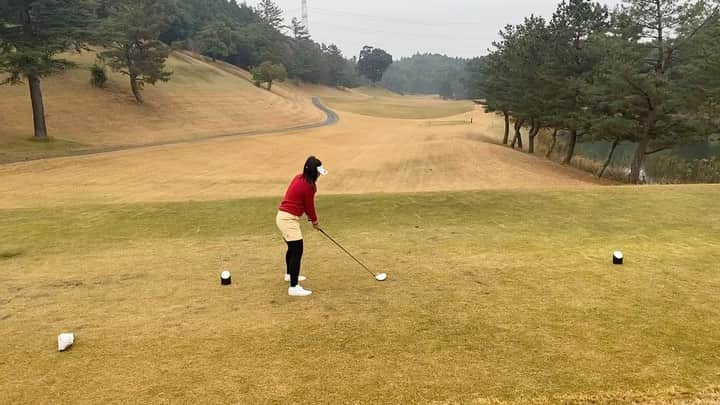 穂積絵莉のインスタグラム：「. 🏌🏻‍♀️１つ目の動画 １番下手なわたしが １番真っ直ぐ飛んでいってみんなびっくり🤪✌️ . 🏌🏻‍♀️２つ目の動画 自分のショット、 初めての"ファー！"に呆然として 声が出ない穂積。 (すみませんでした) . 下手でもやっぱりラウンドは楽しい☺️✨ . #golf #ゴルフ女子  #初心者」