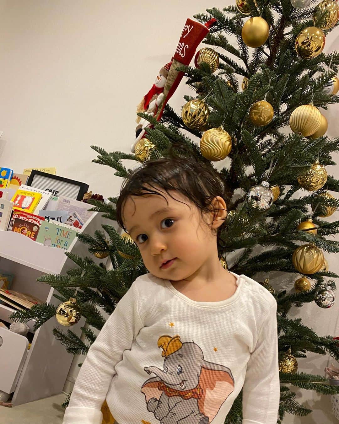 佐々麻梨江さんのインスタグラム写真 - (佐々麻梨江Instagram)「言葉っていきなり溢れ出すって言うけど、ほんとにこの2週間でつらつら単語がでてきた😮 人の名前、動物、植物、形容詞、動詞、教え込んだものもあれば一回も教えていないものも出てきた👶  わんわん、にゃんにゃん、ホエール、ぞうさんなどの動物はもちろん、いつからか「あっち行く」が口癖に。 嫌なところにいると「あっぢいく」「ばいばいっ」と言って去ろうとする... 危ない時の「あぶいあぶい」も口癖。 おいぢ、アップ、ダウン、あったか、あっつ、大き、ちっさ...人形の名前も。  毎日毎日更新されて言葉が溢れ出てきて、うわぁかわいい😍と思う反面、思い通りにいかない時のイヤイヤ具合が半端なくなってきて、買い物中に床にゴロンって例の光景もしばしば... * * * いらっしゃいませプレイヤイヤ期。 早く始まったからって早く終わるわけではないらしいイヤイヤ期の絶頂はいつになるのかな。 平日5日間を久しぶりに預けずに過ごしたら体力的疲労より精神的疲労の方が勝ち、金曜日は夕食も食べずに9時に寝てた私。そして機械式の車の番号をボケてて間違えて入車していて次の日車が出てこない事態に。ほんとボケボケ。 お疲れさま。 みんな乗り越えてるのわかるけど、みんなすごいよ！！ * * *  その分土日に旦那さんがいる時の楽さといったら😇❤️ 明日からまた平日でっせ。 ママたち皆様、母業頑張りましょ🤱 * * *  #16monthsold #1歳4ヶ月 #oneyearold #女の子ベビー  #令和元年ベビー  #babygirl  #babystagram  #赤ちゃんのいる暮らし  #赤ちゃんのいる生活  #女の子ママ #ママライフ #babyandmommy  #👶  #zara #zarababy  #pajamas  #パジャマコーデ  #아가 #噂では1歳半がみんなつらいらしい #たくさんのご意見いただきました #象好き　なのでダンボのパジャマ #7時前に就寝 #毎日のアラームはあっぢいぐコール #今週も頑張りましょう」12月13日 19時31分 - maries129