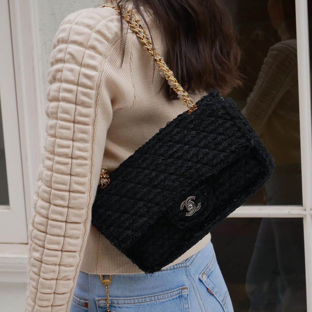 Vintage Brand Boutique AMOREさんのインスタグラム写真 - (Vintage Brand Boutique AMOREInstagram)「Vintage Chanel single flap tweed shoulder bag  Available Online For Purchase Search Code: AO31479  Free Shipping Worldwide 📩DM for more info and pricing  ➡️info@amorevintagetokyo.com   #vintagechanel #ChanelBag #AmoreTokyo」12月13日 19時36分 - amore_tokyo