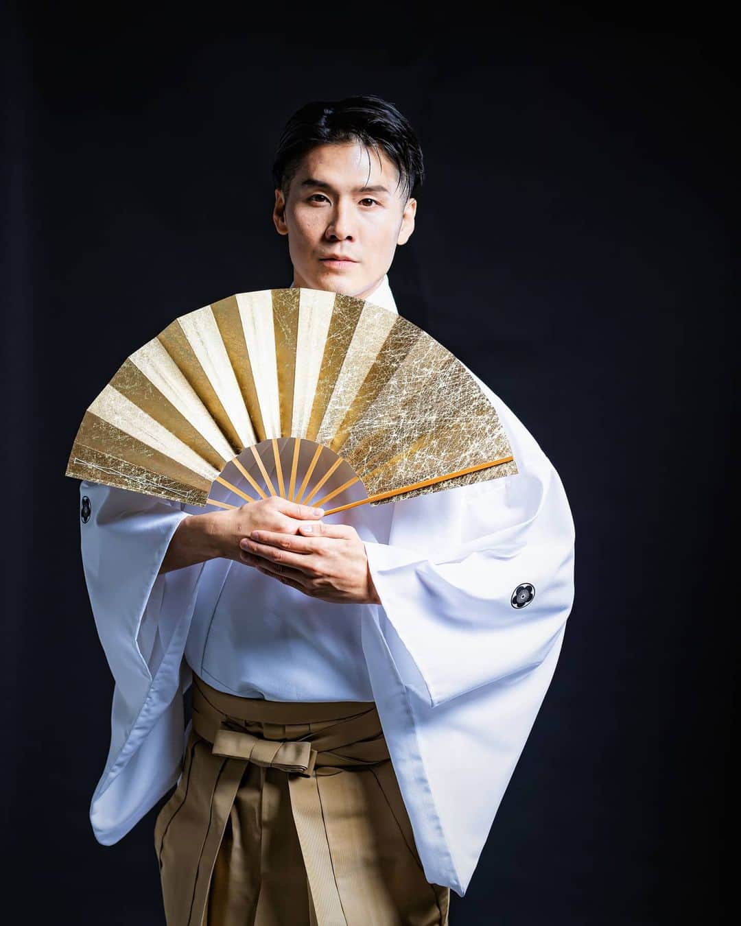 梅川壱ノ介（舞踊家）のインスタグラム：「白に金  𝐖𝐡𝐢𝐭𝐞 𝐊𝐢𝐦𝐨𝐧𝐨 𝐚𝐧𝐝 𝐆𝐨𝐥𝐝 𝐅𝐚𝐧 ￣￣￣￣￣￣￣￣￣￣￣￣￣￣￣￣￣￣￣￣￣￣￣ この組合せ、好きだなぁ。  photo  by @cotaroishii  #梅川壱ノ介 #日本舞踊 #舞踊家 #伝統芸能 #日本文化 #にほん #伝統美 #日本の四季 #日本の美 #自然 #金もみ #扇子 #白 #金」