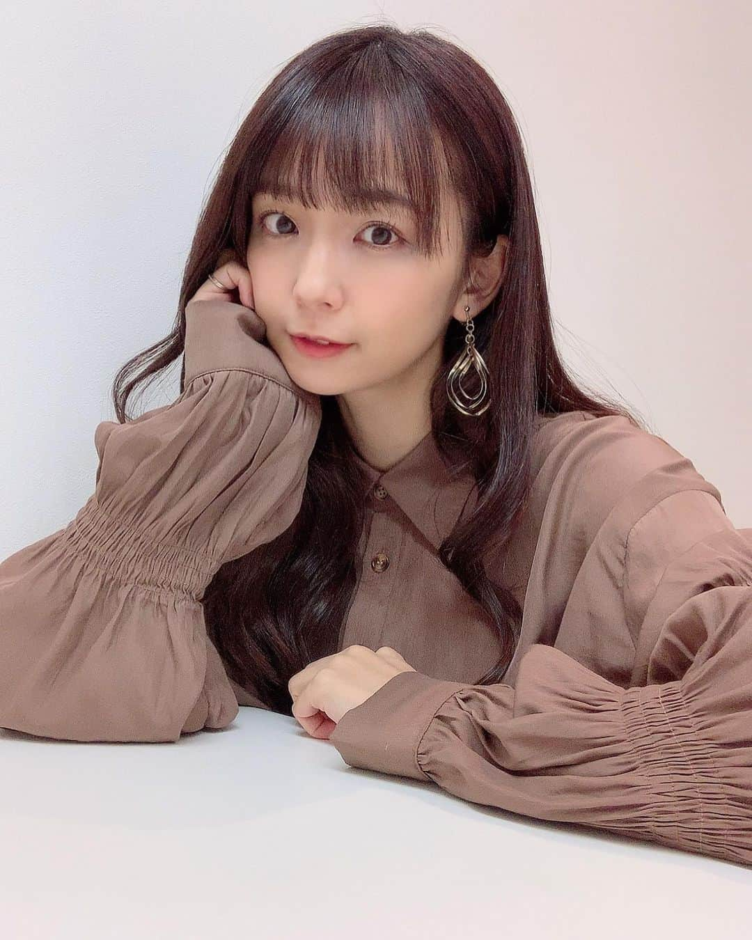 宮崎由加さんのインスタグラム写真 - (宮崎由加Instagram)「ふるさとの未来﻿ ﻿ ﻿ 私服で着てそうな衣装を選びました🧸﻿ 沢山撮ったから沢山載せる〜🪅﻿ ﻿ 最近この絵文字にはまってるの。﻿ 🪅🪅🪅これ何なんだろう〜﻿ なんか可愛いからよく使ってる🌝﻿ ﻿ Blouse：@amail_official﻿ Skirt：@amail_official﻿ ﻿ #宮崎由加 #amail #ふるさとの未来 #衣装　 #tbs #costume #ootd #ブラウンコーデ  #brown #longhair #おおぶりイヤリング」12月13日 19時40分 - yuka_miyazaki.official