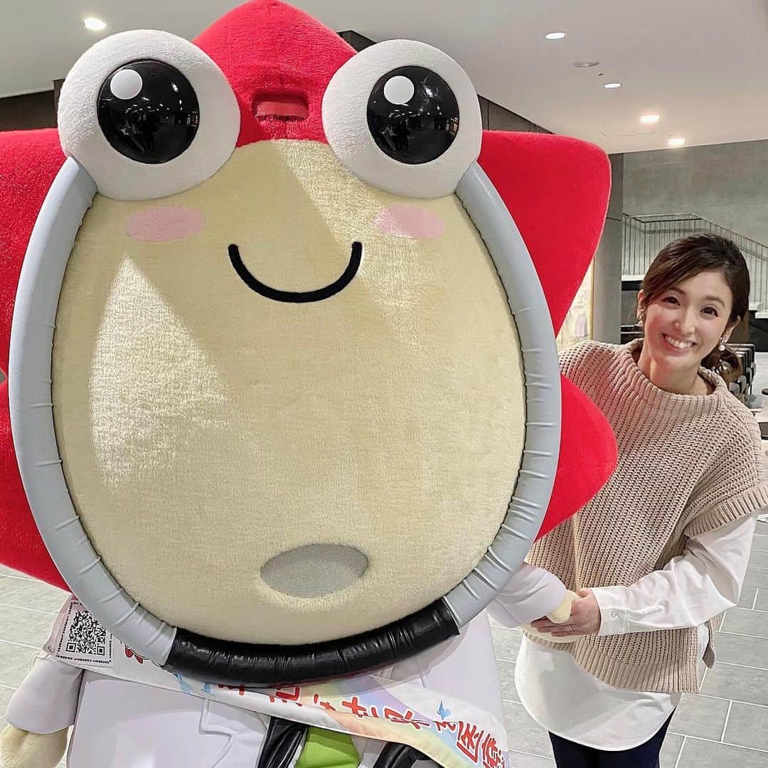 のインスタグラム：「広島県医師会館にて。  取材は12月3日に行ったものですが、広島県医師会 会長に話を聞いて来ました。  ・マスクを着用すること ・手洗い、うがい、消毒をすること ・人との距離を保つこと ・換気を徹底すること  …と、やはり基本が大切なこと、少しでも風邪かな？などと思ったら、かかりつけ医や積極ガードダイヤルに電話で相談すること！とのこと🍀  知事も集中対策として、外出機会の削減や年末年始の帰省自粛を呼びかけました。  何をして過ごせば良いのやら…とも思いますが、家庭のなかで少しでも明るい気持ちで年末年始を迎えたいものですね😌🍀医療体制をこれ以上ひっ迫させないためにも、ここで何としても食い止めるべく、1つ1つ行動していきたいものです。  写真のゆるキャラは…“もみじ医”👩‍⚕️ “もみ爺”🍁は知っていましたが、広島にこんなキャラもいたとは🤭🩺✨  #広島ホームテレビ #アナウンサー #小嶋沙耶香 #ひろしま県民テレビ #今日20:56〜 #新型コロナ #食い止めよう #もみじ医」