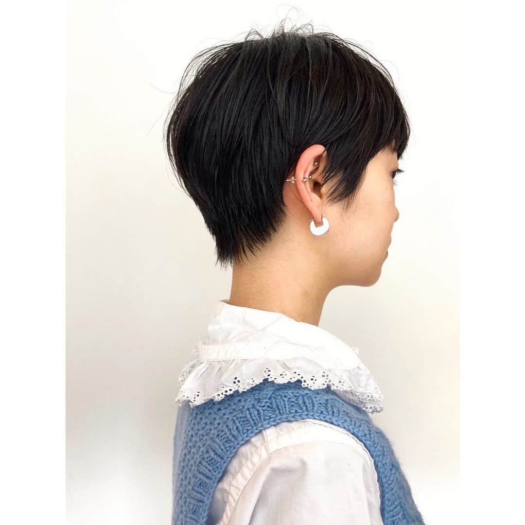 のインスタグラム：「▼ vetica guest hair▼  。マッシュショート。女性らしい丸みは残しつつ、キュッと襟足は締めて🍁🍂  hair 高木　@takaotakagi   #vetica #tokyo #harajuku #ladies #beauty #hair #cut #color #bleach #　#お客様ヘア」