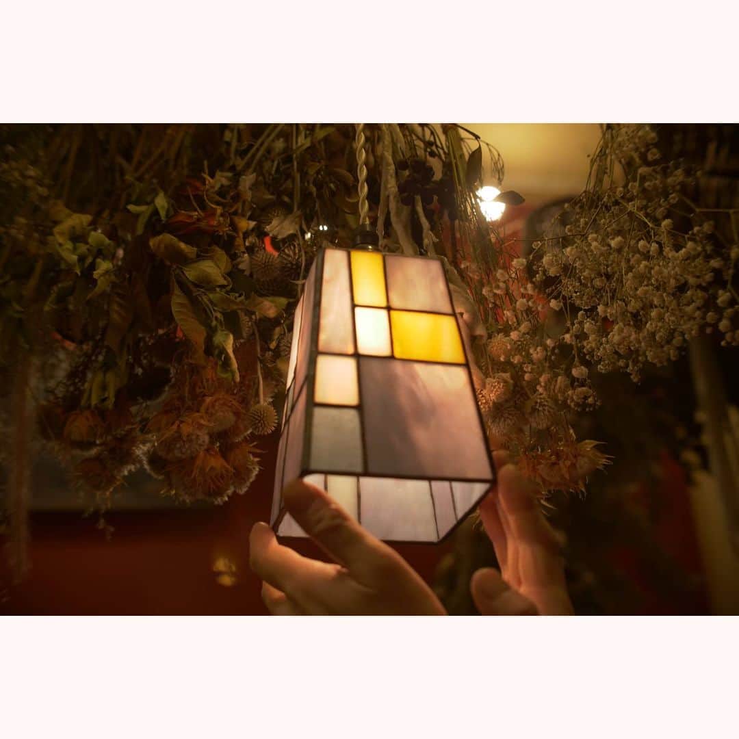花澄さんのインスタグラム写真 - (花澄Instagram)「久しぶりに花園へ。 お花の癒し効果はすごいね。 ニコニコ男子たちは 今日ももれなくニコニコしてた。 ランプシェードがかわいい！って言ったら 裏側もかわいいの！だって。  macro switar 26mm f1.1 LUMIX GH5  #tokyo#japan#switar#macroswitar#macroswitar26mm#oldlens#cinelens#オールドレンズ#シネレンズ#oldlens_tokyo#花澄#tokyocameraclub#kazumiphotography#ジャルダンノスタルジック#jardinnostalgique」12月13日 19時49分 - textisan