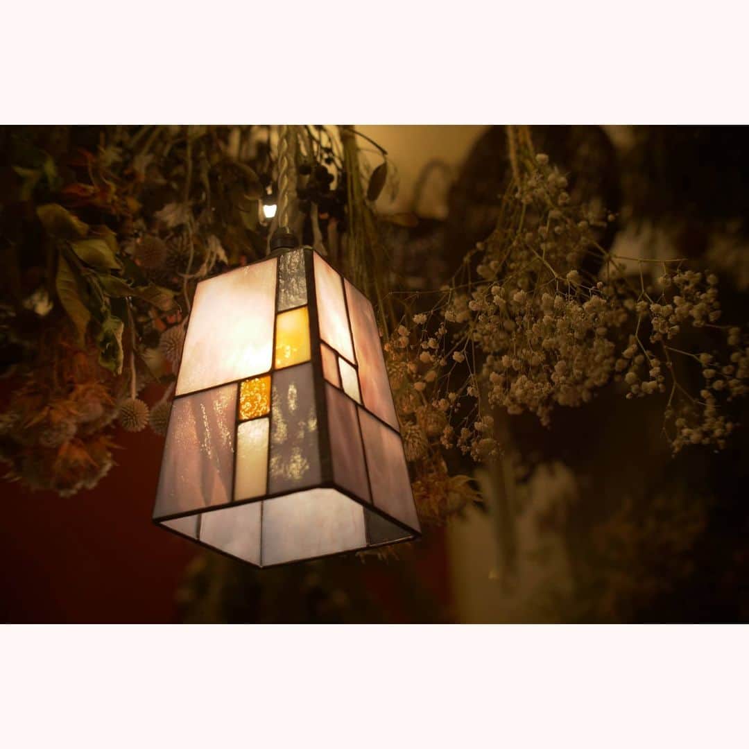 花澄さんのインスタグラム写真 - (花澄Instagram)「久しぶりに花園へ。 お花の癒し効果はすごいね。 ニコニコ男子たちは 今日ももれなくニコニコしてた。 ランプシェードがかわいい！って言ったら 裏側もかわいいの！だって。  macro switar 26mm f1.1 LUMIX GH5  #tokyo#japan#switar#macroswitar#macroswitar26mm#oldlens#cinelens#オールドレンズ#シネレンズ#oldlens_tokyo#花澄#tokyocameraclub#kazumiphotography#ジャルダンノスタルジック#jardinnostalgique」12月13日 19時49分 - textisan