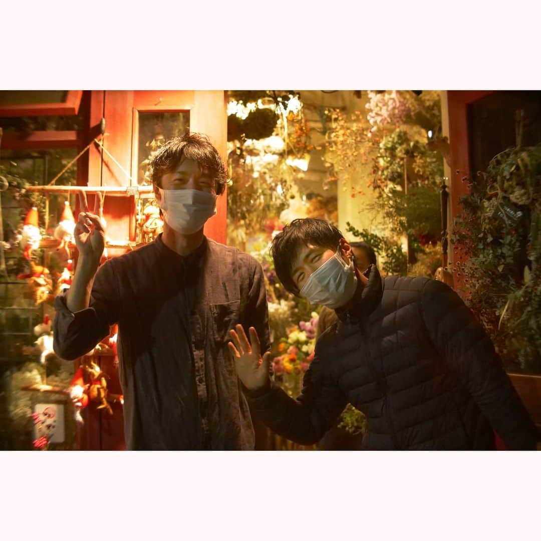 花澄さんのインスタグラム写真 - (花澄Instagram)「久しぶりに花園へ。 お花の癒し効果はすごいね。 ニコニコ男子たちは 今日ももれなくニコニコしてた。 ランプシェードがかわいい！って言ったら 裏側もかわいいの！だって。  macro switar 26mm f1.1 LUMIX GH5  #tokyo#japan#switar#macroswitar#macroswitar26mm#oldlens#cinelens#オールドレンズ#シネレンズ#oldlens_tokyo#花澄#tokyocameraclub#kazumiphotography#ジャルダンノスタルジック#jardinnostalgique」12月13日 19時49分 - textisan