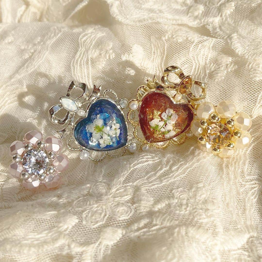 Sakikoのインスタグラム：「ドライフラワーが閉じ込められた指輪🌼🕊 12月13日22:00から、 minneにて販売いたします✨ : お久しぶりの販売です！ 今回は、クリスマスが近いので、たくさん在庫を作ってます🎄 皆様が幸せな年末過ごせますように😊 : : : : : : :  #ハンドメイドアクセサリー #ハンドメイドリング #クリスマス #クリスマスプレゼント #ドライフラワー」